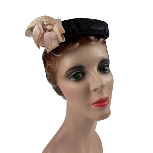 Vintage 50s Rose Hat Pink Black Woven Straw Round Pillbox Charmer - Picture 2 of 10